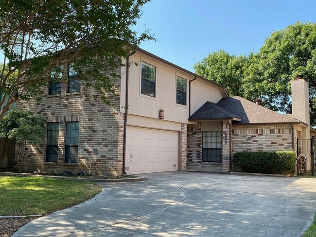 Building Photo - Towne Lake - Amazing Lake Views!