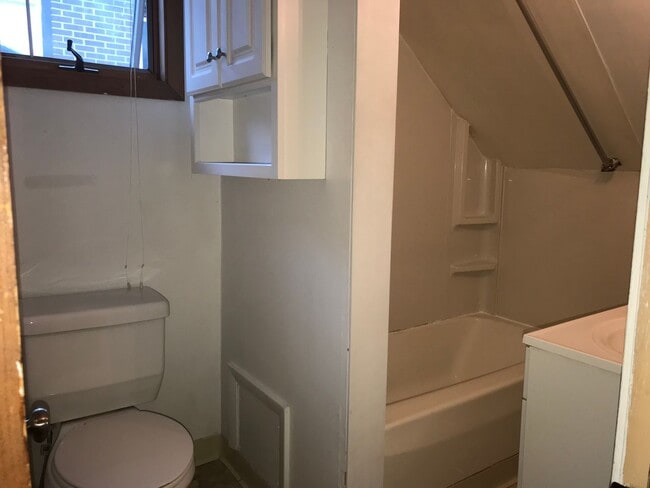 2021 University Ave Unit 2021U House