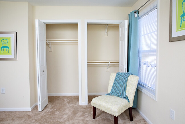 Longhill Pointe Apartments and Townhomes