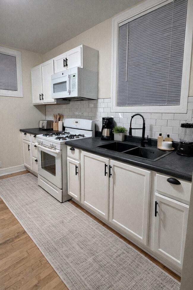 Photo - 610 E 74th St Unidad 2b