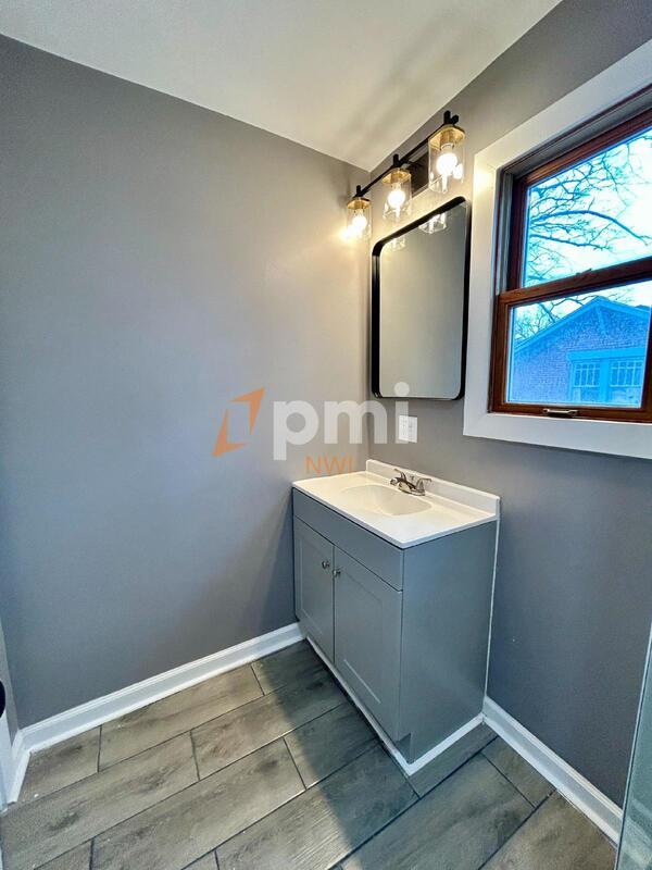 Photo - 421 1/2 Walker St (Upper)