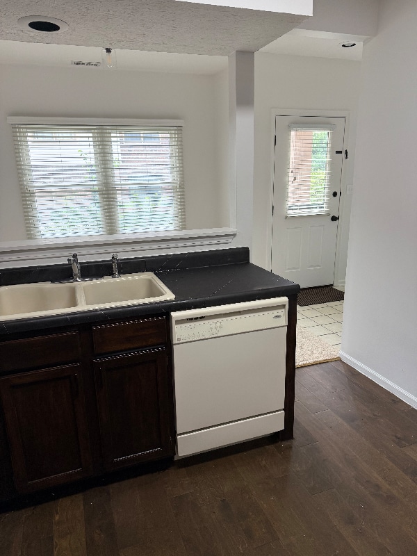 Photo - 9523 Maple Way