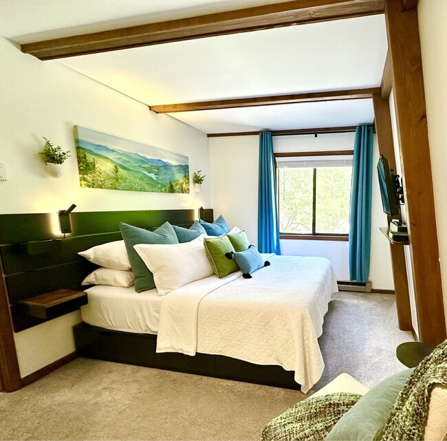 King size bed has 6 drawers in the base of it. - 58 Creekside Dr Unit B Rental