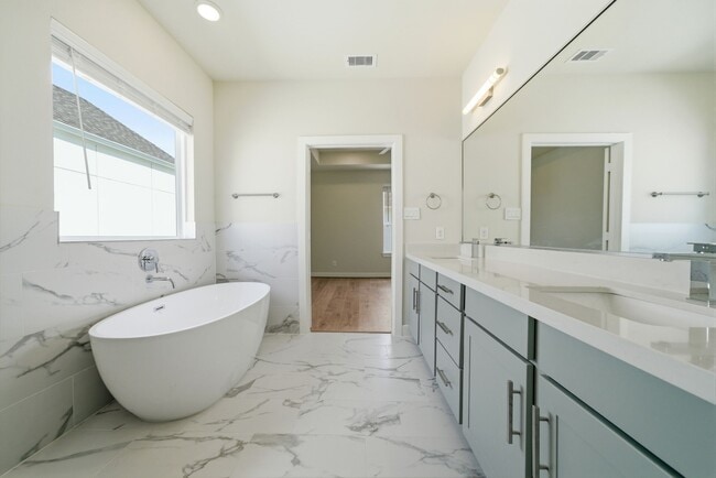 Photo - 3073 Hicks St