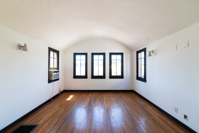 836 Silverlake Blvd-