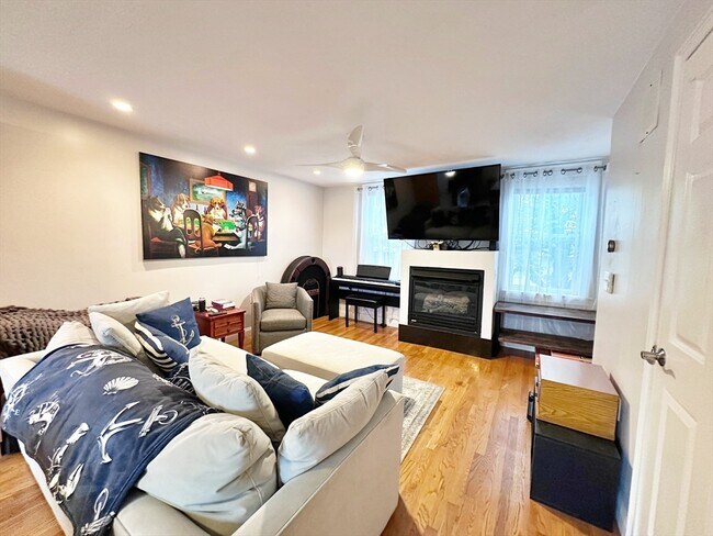 Building Photo - 364 Sumner St Unit 2 Rental