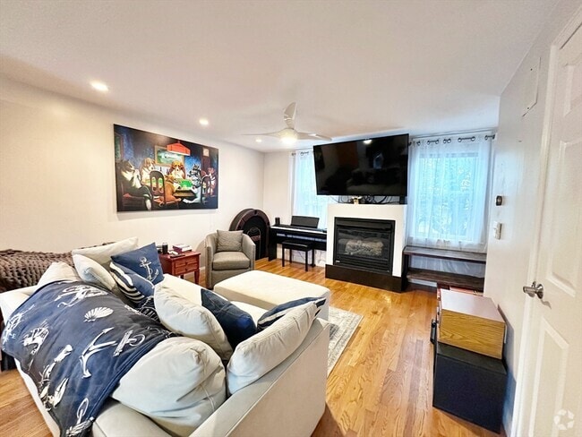 Building Photo - 364 Sumner St Unit 2 Rental