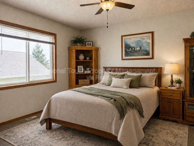 Photo - 975 42nd Ave W
