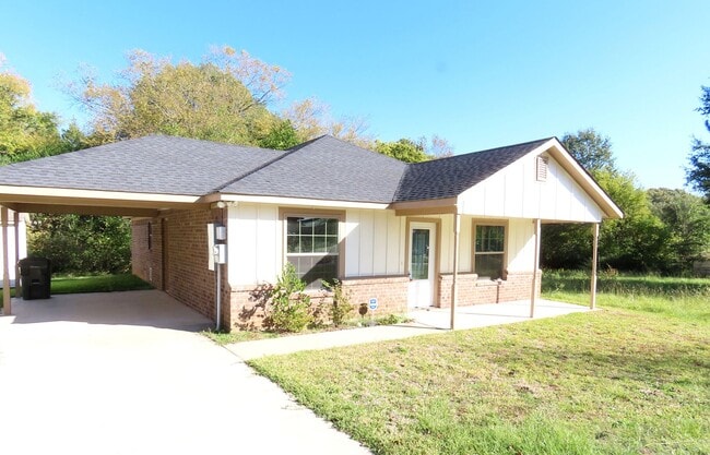 Photo - Updated 3 Bedroom, 2 Bath Home in Tyler!