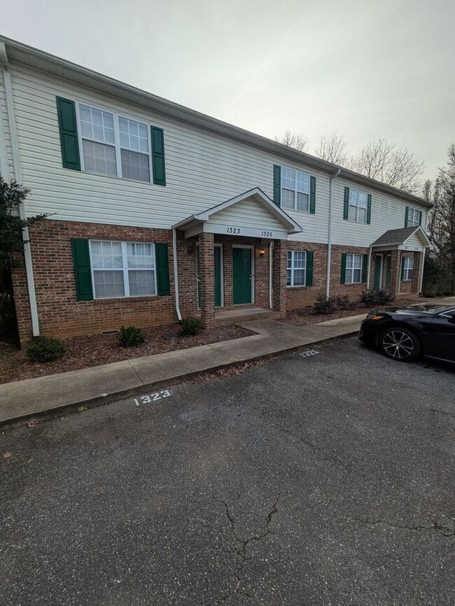 Building Photo - 2BD/1.5BA Townhome in Strawberry Patch Complex