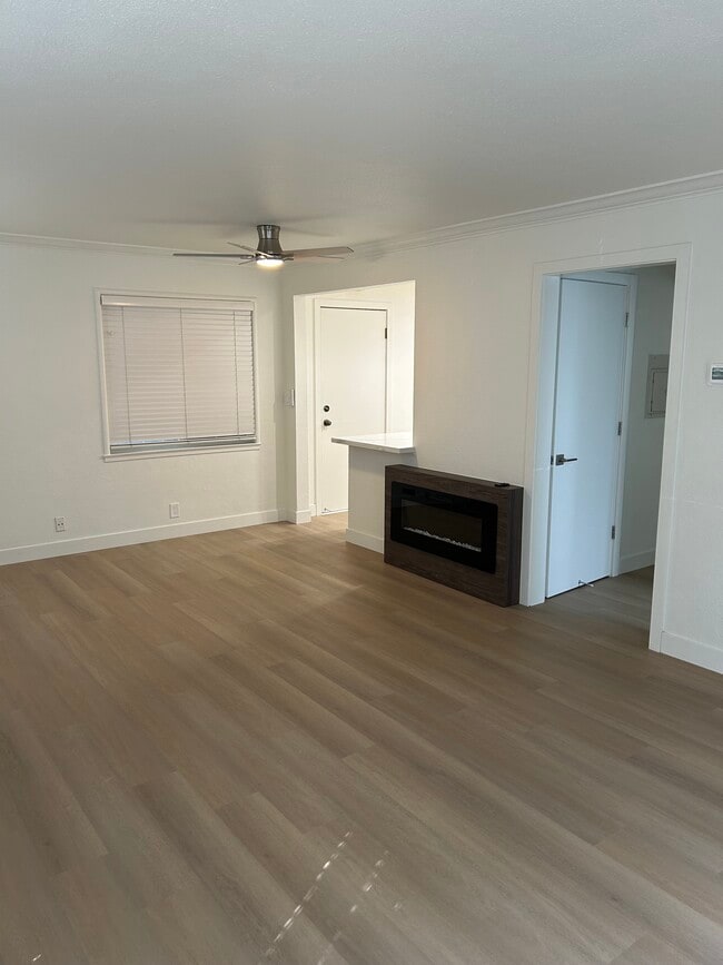 living room w/ fireplace - 596 N 2nd St Unit 1