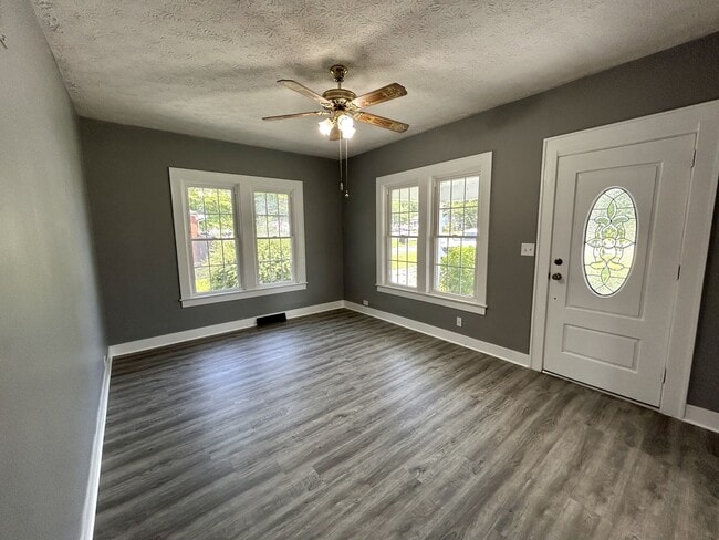 Photo - 495 Jamestown St