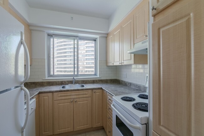 Building Photo - 3555 Chem. de la Côte-des-Neiges Unit 916