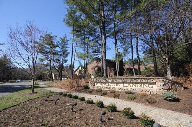 Building Photo - 3121 Sayre Dr