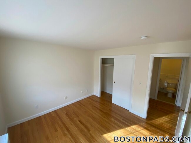 Building Photo - 8 Captain Parker Arms