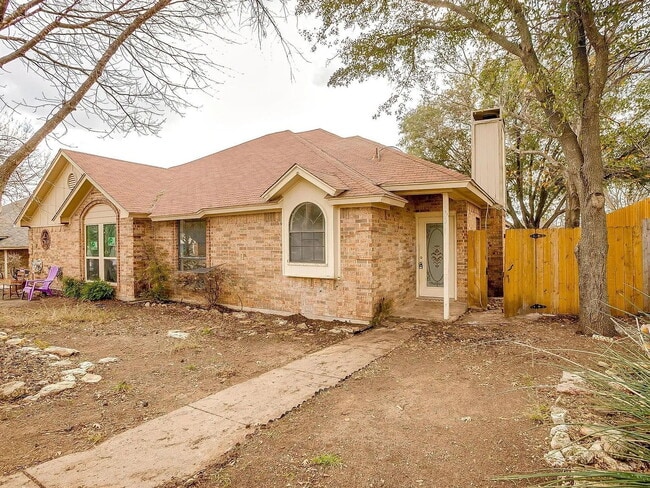 Building Photo - UPDATED 3 bed, 2 bath in Chapel Creek
