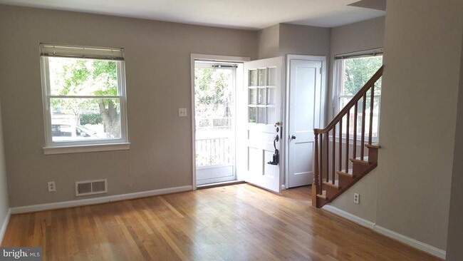 Building Photo - 905 Little St