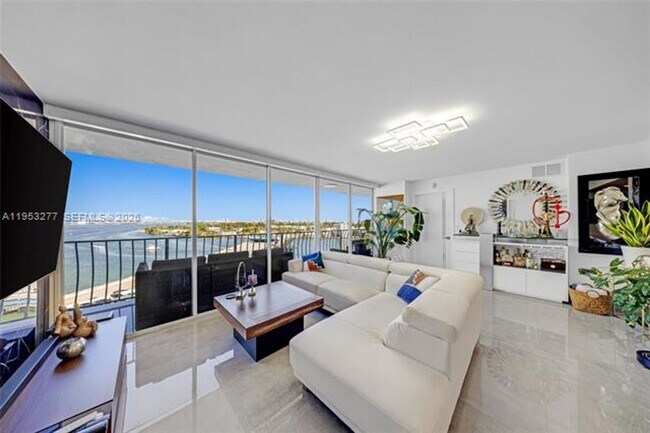 Photo - 7601 E Treasure Dr Unidad 7601 E Treasure Dr  1216