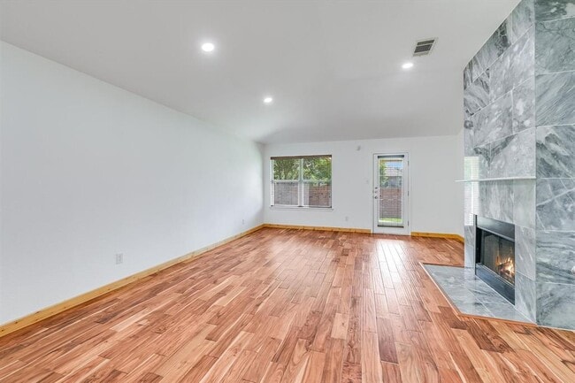 Photo - 702 Bent Wood Pl