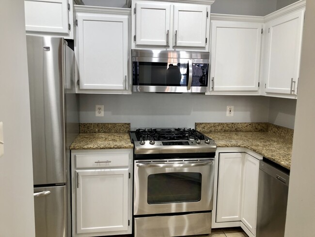 Stainless appliances - 9413 Groffs Mill Dr Unidad 9413 Groffs Mill Dr. Rental