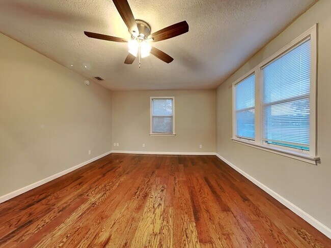 Photo - 2896 Capper Rd