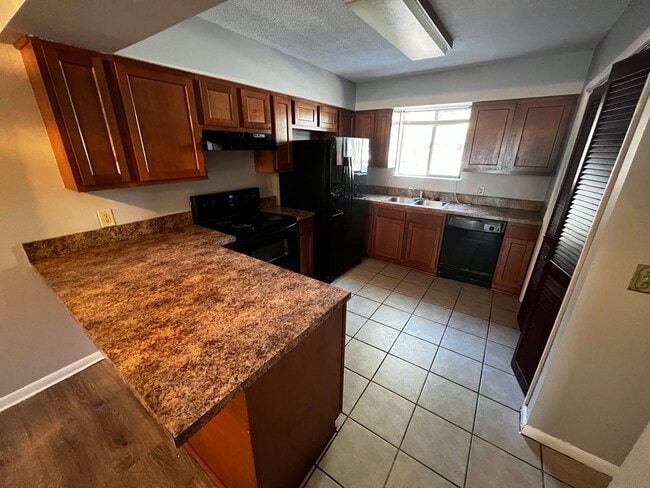 Photo - Beautiful 2 Bedroom 2.5 Bath - Available Now in Mandarin!