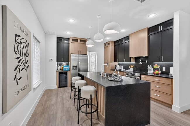 Photo - 2404 Dyson St