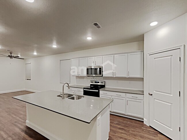 Photo - 2683 3340 South St