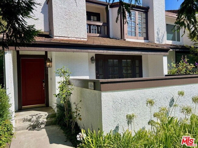 1586 Palisades Dr