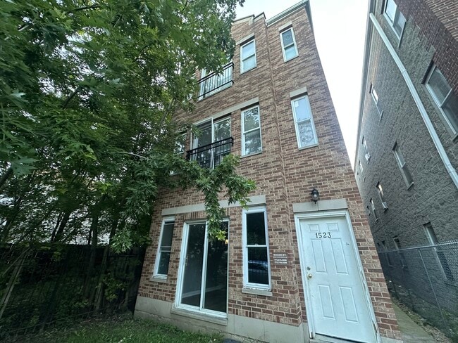 Building Photo - 1523 S Karlov Ave Rental