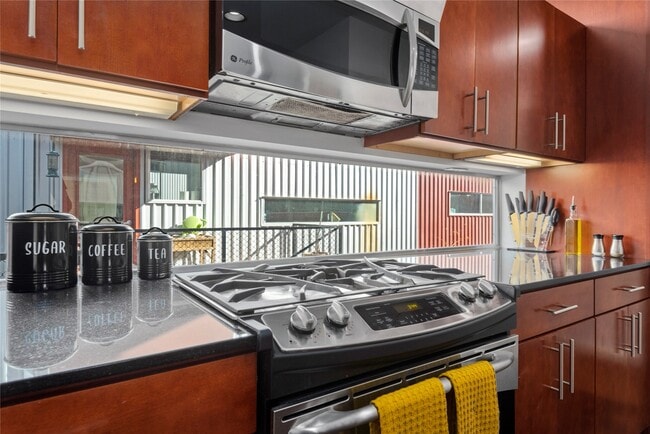 Photo - 2914 Commerce St