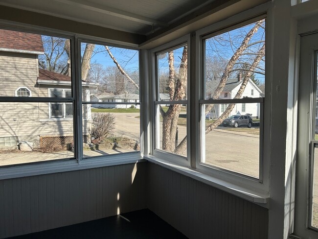 Photo - 415 E 7th St