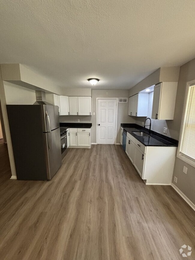 Building Photo - AVAILABLE NOW! 5 Bedrooms, 2 Bathrooms in ... Rental