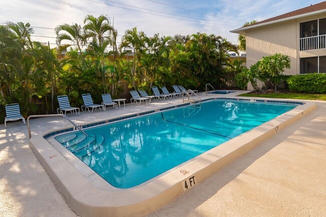 Photo - Conveniently located, furnished, 2 Bed, 2 ...
