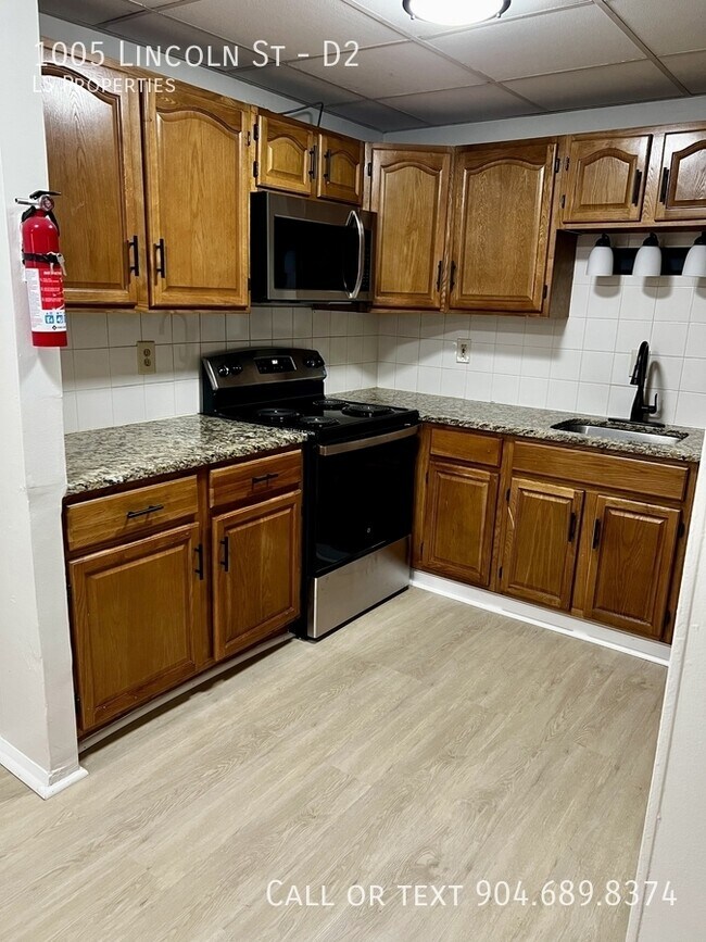 Building Photo - 1005-1015 Lincoln St Unit D2