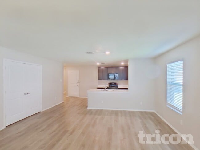 Photo - 758 Bayonet St
