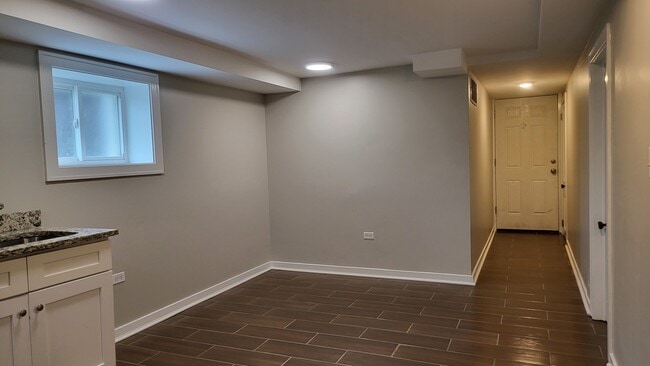 Photo - 827 W 33rd Pl Unit GRB