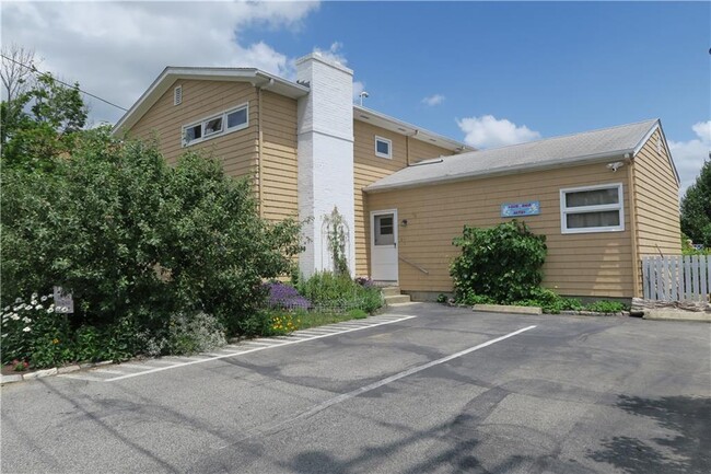Building Photo - 241 Huxley Ave Unit 2 Rental