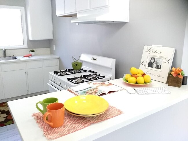 kitchen - 4057 S Raymond Ave