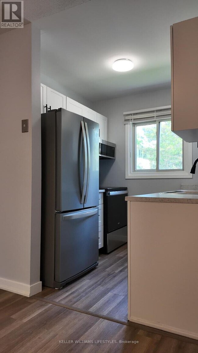 Photo - 166 Southdale Rd W