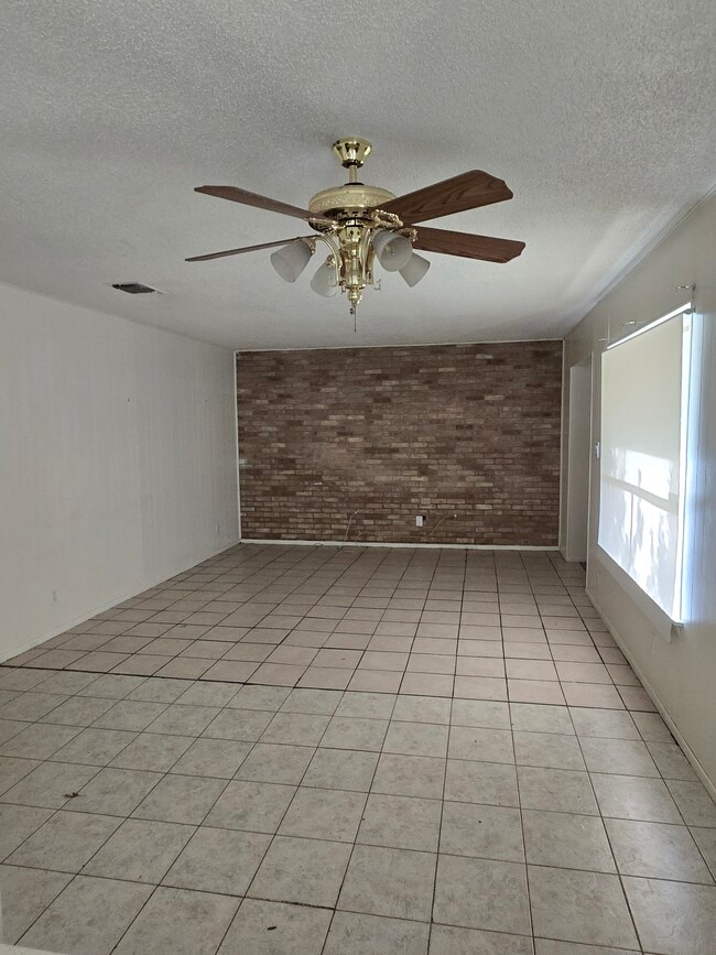 Photo - 923 Eikel St