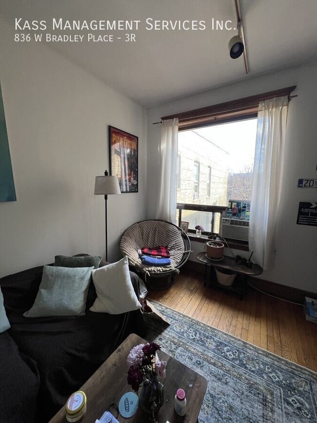 Building Photo - 836 W Bradley Pl Unit 3R