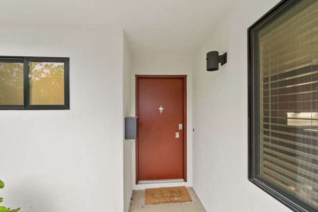Photo - Central Davis 3/2 Mid Modern