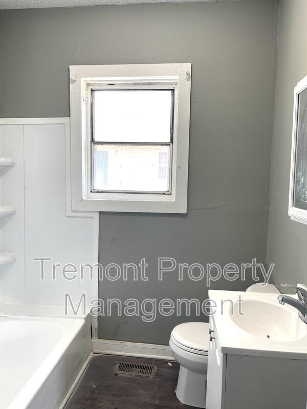 Photo - 1241 E 35th St