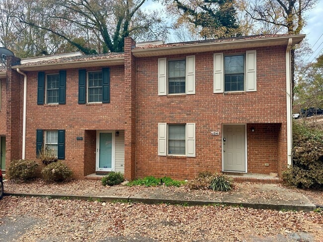 Building Photo - Beautifully Updated Townhome in the Heart of Clemson Unit 01