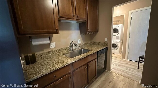 Photo - 685 E Fox Hills Dr