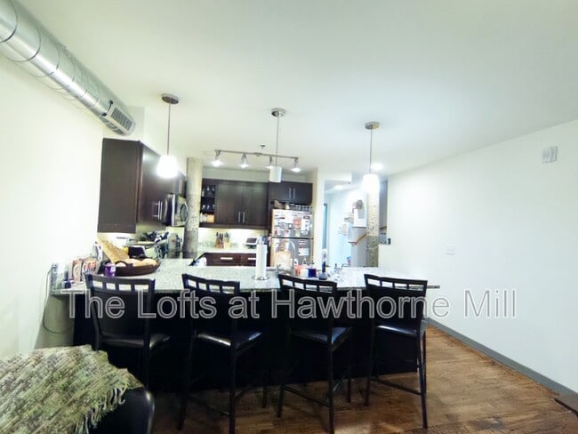 Building Photo - 1101 Hawthorne Ln Unit Apt. 272