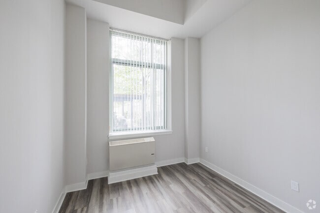 1.5BR, 1BA - 837SF - Bedroom