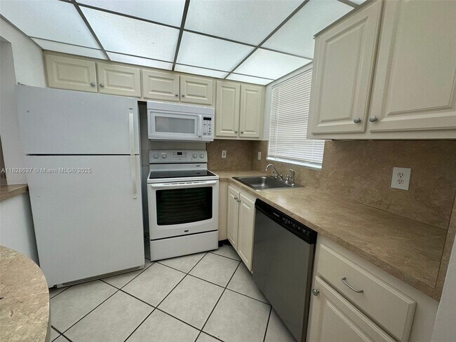 Photo - 1638 Embassy Dr Unidad 307 Rental