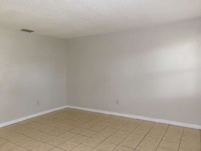 Building Photo - I bedroom Available in Auburndale Unit A